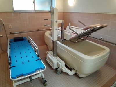 介護用バス設備とストレッチャー