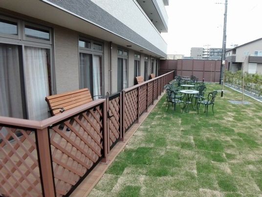 緑の庭とベンチ