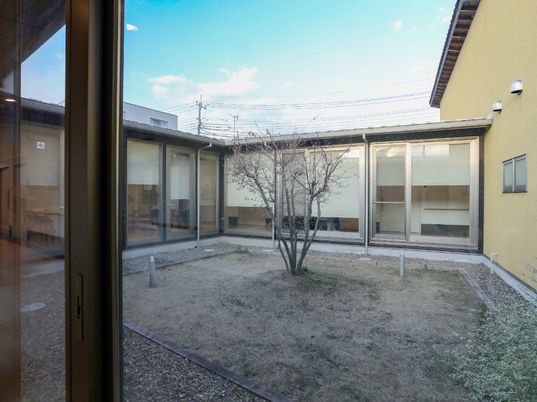 中庭の落ち着いた景観