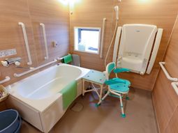 バリアフリーの清潔な浴室