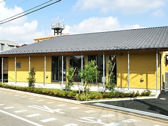 黄色い外壁の建物外観