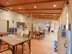 温かみのあるダイニング空間