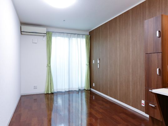 シンプルな洋室の様子