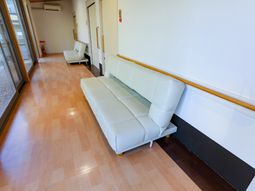 明るい廊下と椅子