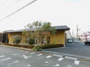 黄色の建物の外観
