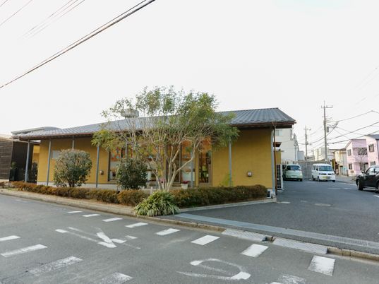 黄色の建物の外観