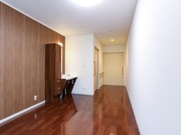 シンプルな居室の様子