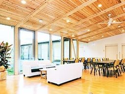 明るい木目調ラウンジ