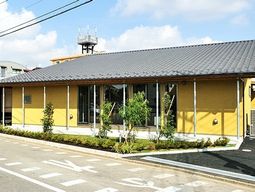 黄色い外観の明るい建物