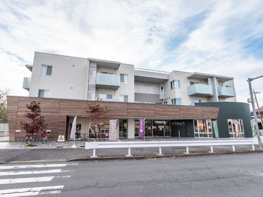 モダンな外観の建物