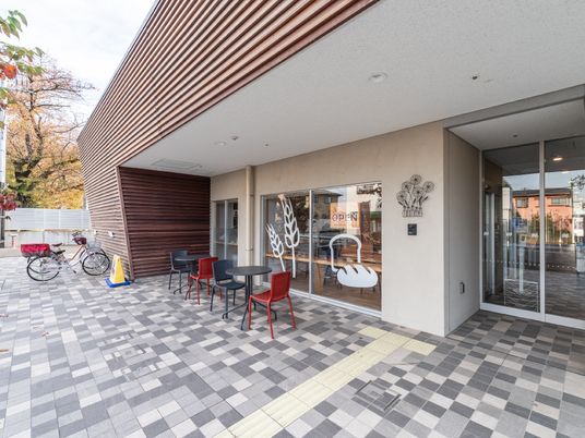 明るいエントランスの外観