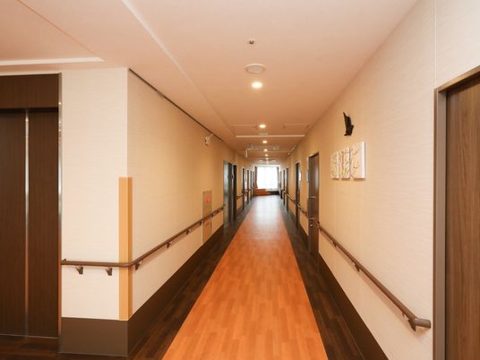 手すり付きの明るい廊下