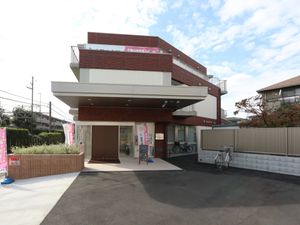 赤レンガのモダンな外観