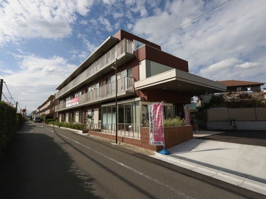 明るい外観の施設