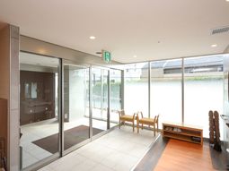 明るい待合室と靴棚