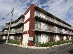 赤レンガの外壁が特徴的な建物