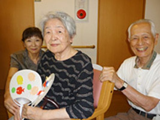 楽しげな三人の高齢者