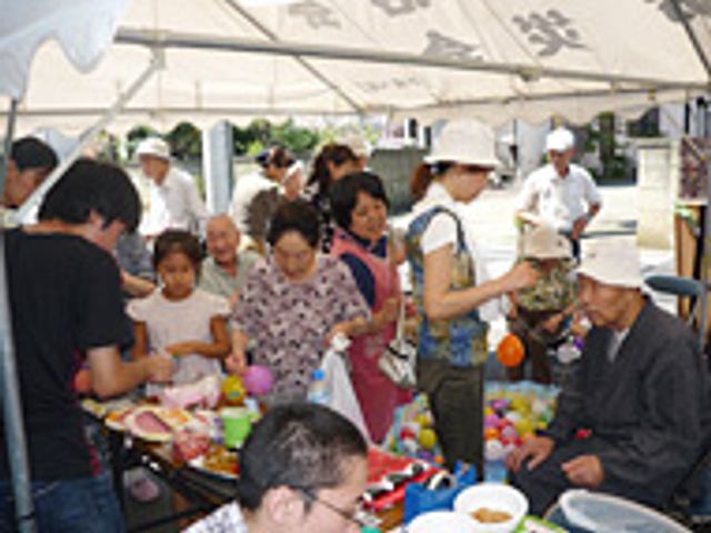 屋外でのイベント風景 イベント 温かな雰囲気の中庭で、世代を超えた交流が見受けられ、利用者と地域住民とのコミュニケーションが活発です。