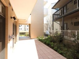 明るい中庭の通路