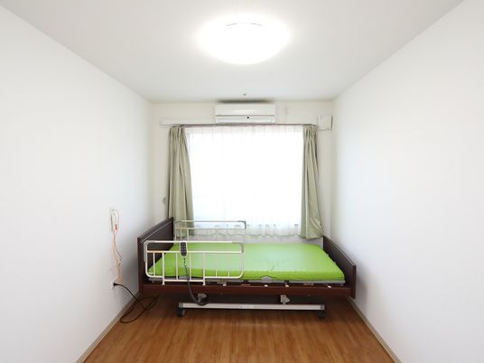 シンプルな居室のベッド