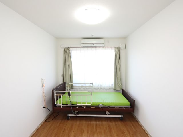 シンプルな居室のベッド 居室 ゆとりのある居室には、快適な設備が整っており、窓からは自然光が差し込んでいます。透明感のある空間で働くことができます。