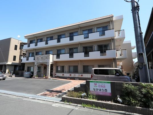 明るい外観の建物