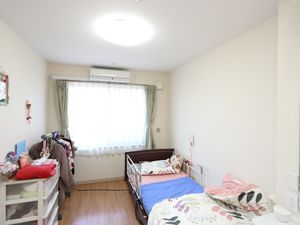 整然とした明るい居室