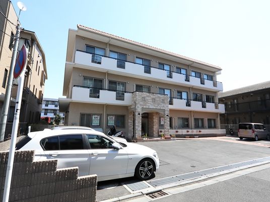 明るく清潔な建物外観