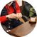 人物とテーブルがある室内