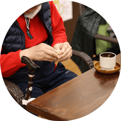 人物とテーブルがある室内