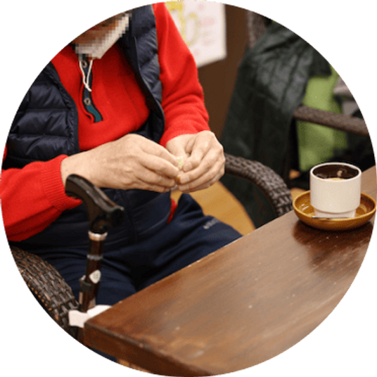 人物とテーブルがある室内
