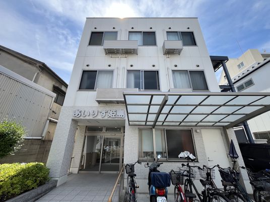 きれいな外観の建物
