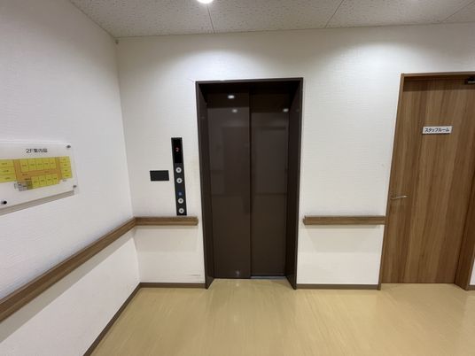 広々としたエレベーター