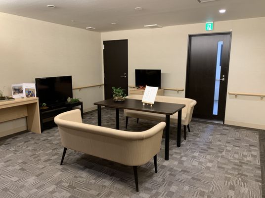 落ち着いた色合いのラウンジ