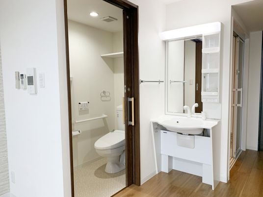 明るく清潔な浴室