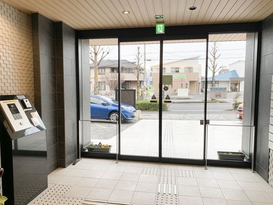 明るいエントランスの風景