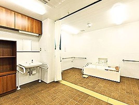 バリアフリー設計の浴室