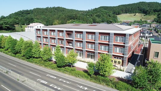 緑に囲まれた施設の外観