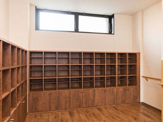 整頓された棚のある部屋