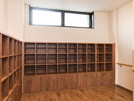 整頓された棚のある部屋