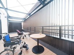 明るいテラスの一角