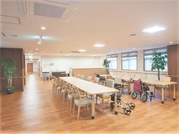 多機能スペースの明るい部屋