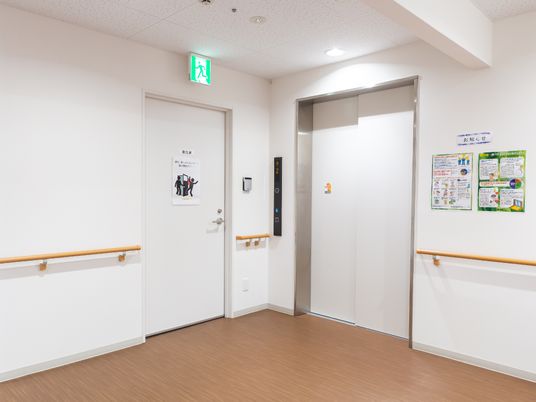 清潔な施設の廊下