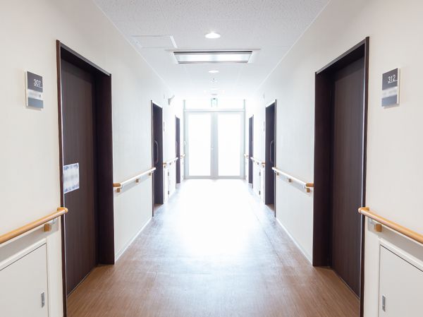 明るい廊下の一望