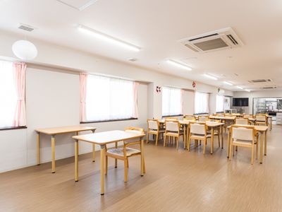 広々とした明るい食堂