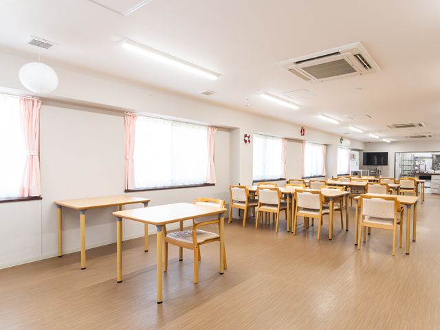 広々とした明るい食堂 共有スペース 日の光が差し込む広々とした食堂では、ゆったりとした食事の時間をお過ごしいただけます。天井の高い開放感ある空間で、気持ちも明るくなるでしょう。