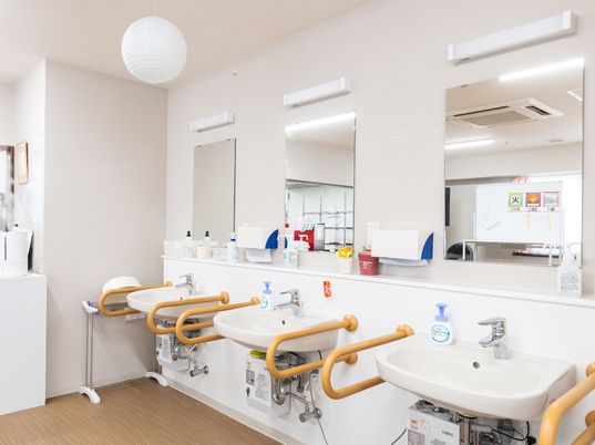 明るい清潔な洗面所