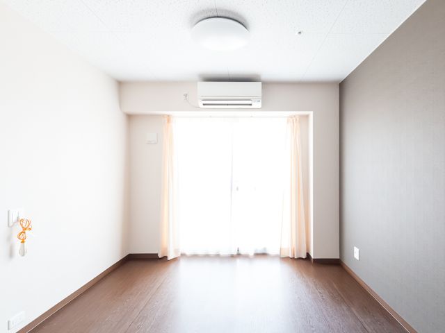 明るく広々した居室 居室 シンプルながらも温かみのあるデザインの個室で、ご自身のスタイルでお過ごしいただけます。窓からは自然光が差し込み、明るい雰囲気を演出しています。