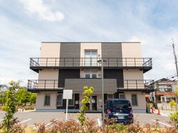 現代的な外観の建物