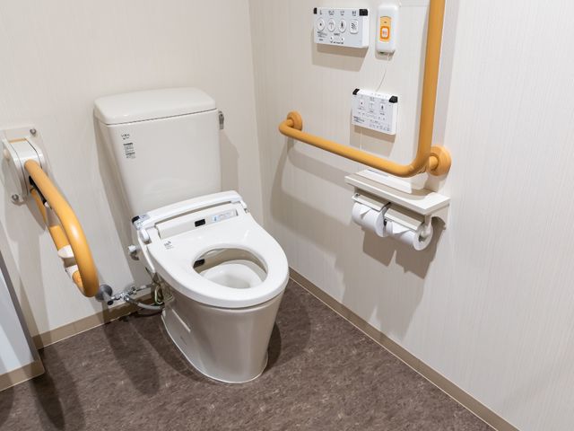 バリアフリートイレの設備 トイレ 手すり付きの清潔なトイレです。安全かつ快適にお使いいただけるよう、細部にまで配慮が行き届いています。